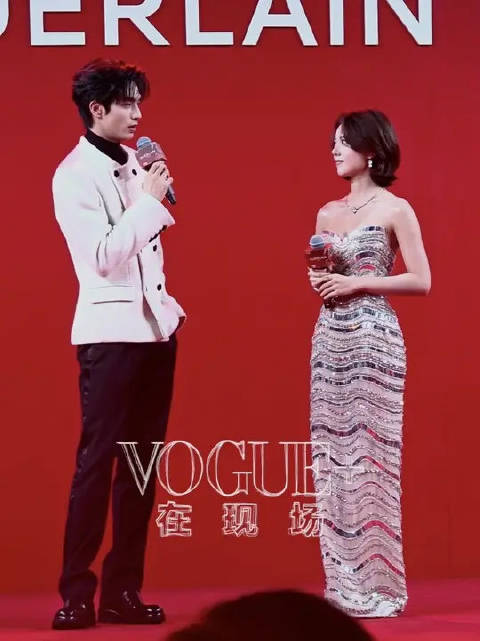 合体现身派对现场，重现《骄阳似 》里的经典台词，感觉四周都在冒粉红泡泡