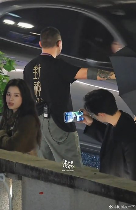 李现为张婧仪拍摄的照片具体是什么样子，哪里看出构图专业？