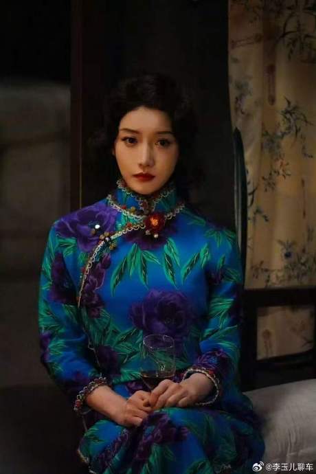 姜贞羽是如何消化何赛飞的批评并完成后续表演的？