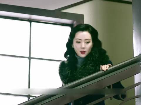 女卧底情报得手后不慎掉落地下党徽章