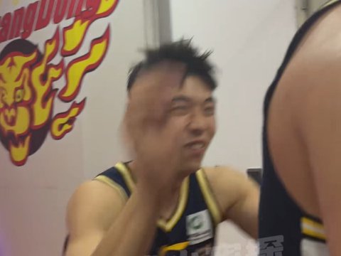 广东夺G2退场！徐杰淡定，2将开心，杜锋致敬球迷，张皓嘉做回应
