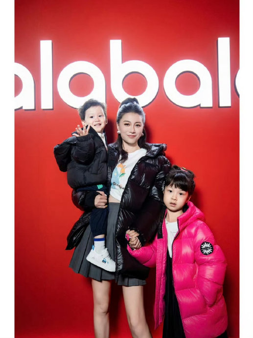 公众对于李嘉格女儿主动撮合母亲恋情的行为有哪些评价？