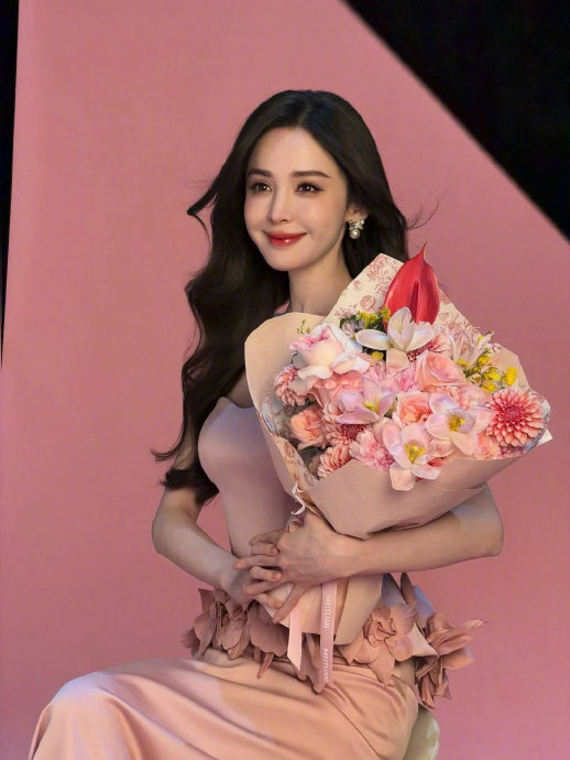 娜扎示范美团闪购母亲节营销：鲜花美妆手机远程送礼