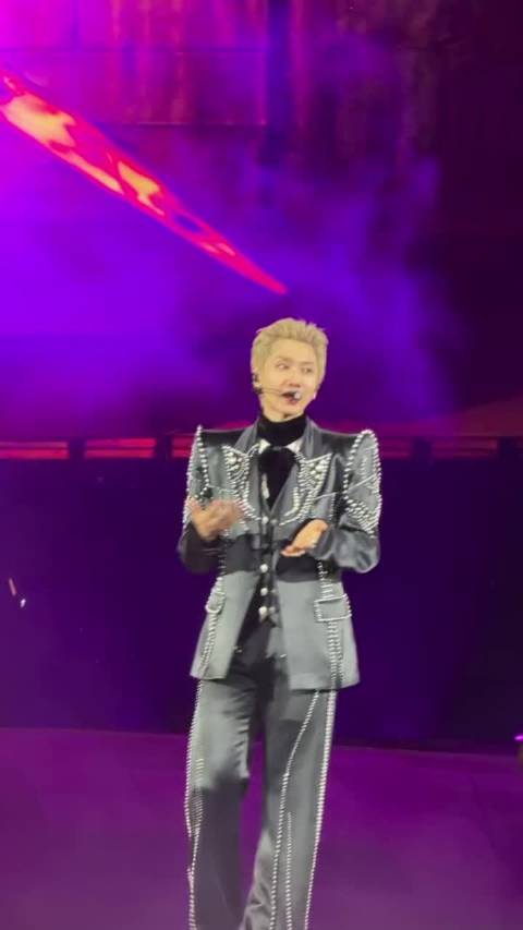 汪苏泷郑州演唱会脱西装秀身材，效仿周兴哲舞台穿搭