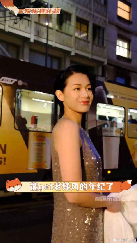 终于到了能get红唇 港风的年纪，姐姐杀我！打卡胡杏儿同款零跑c10