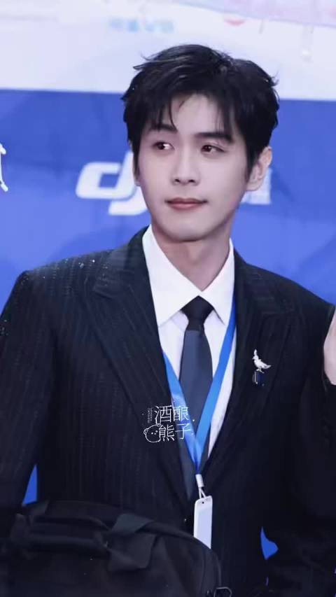 张若昀形象转变引关注，从忧郁小子到超级daddy