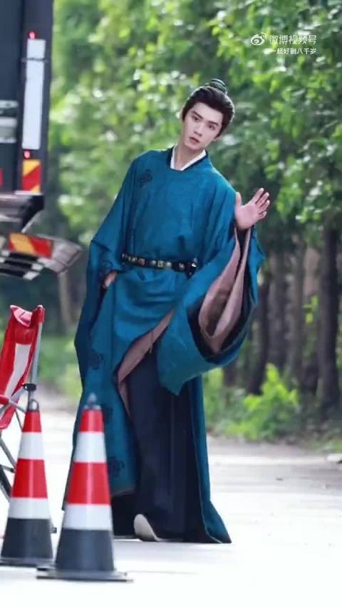 陈哲远发文感悟生活，静待繁星遇见美丽风景