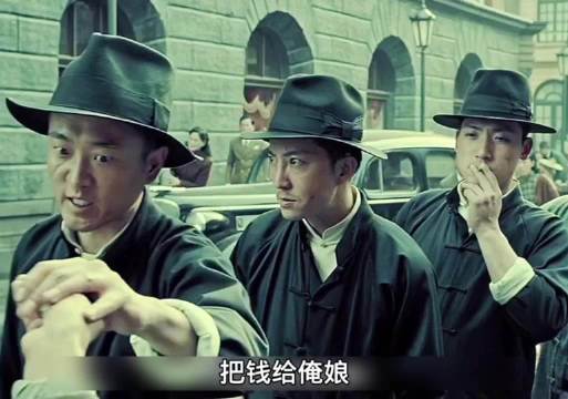 为了让四行仓库的战士们可以和外界联络，市井的小混混们拼了命的接通电话线