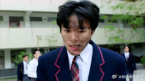 学生被老师的实验，炸到怀疑人生，网友：咋没记性？
