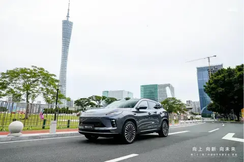 告别“新手感”！ET5无图城市NOA实测，早晚高峰稳如老司机
