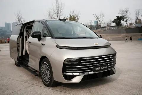 实拍吉利银河V900：三排舒适性居然不输二排