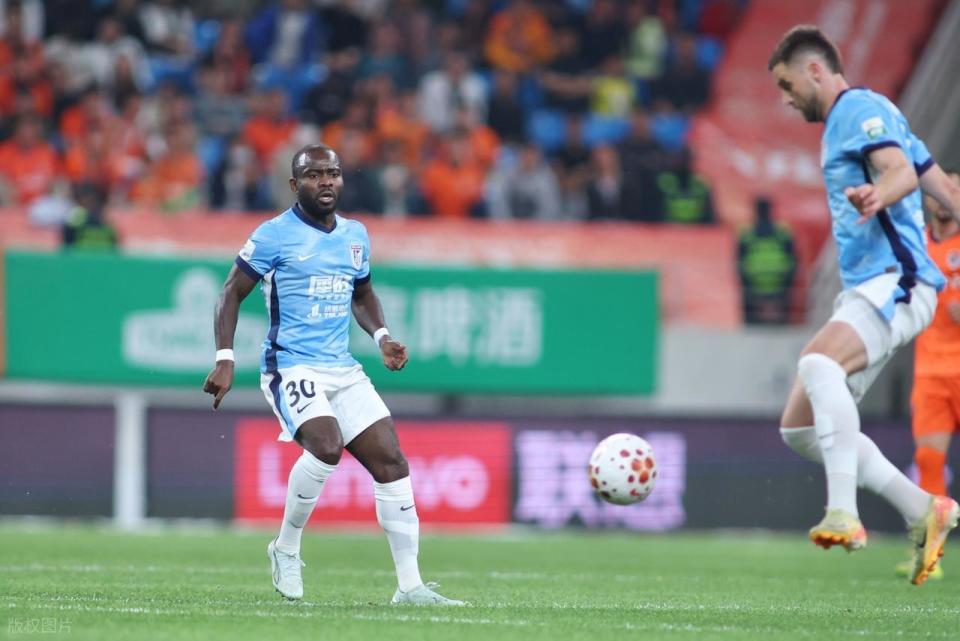 随着大连英博1-3，上海海港2-2，浙江1-1，中超最新积分榜出炉