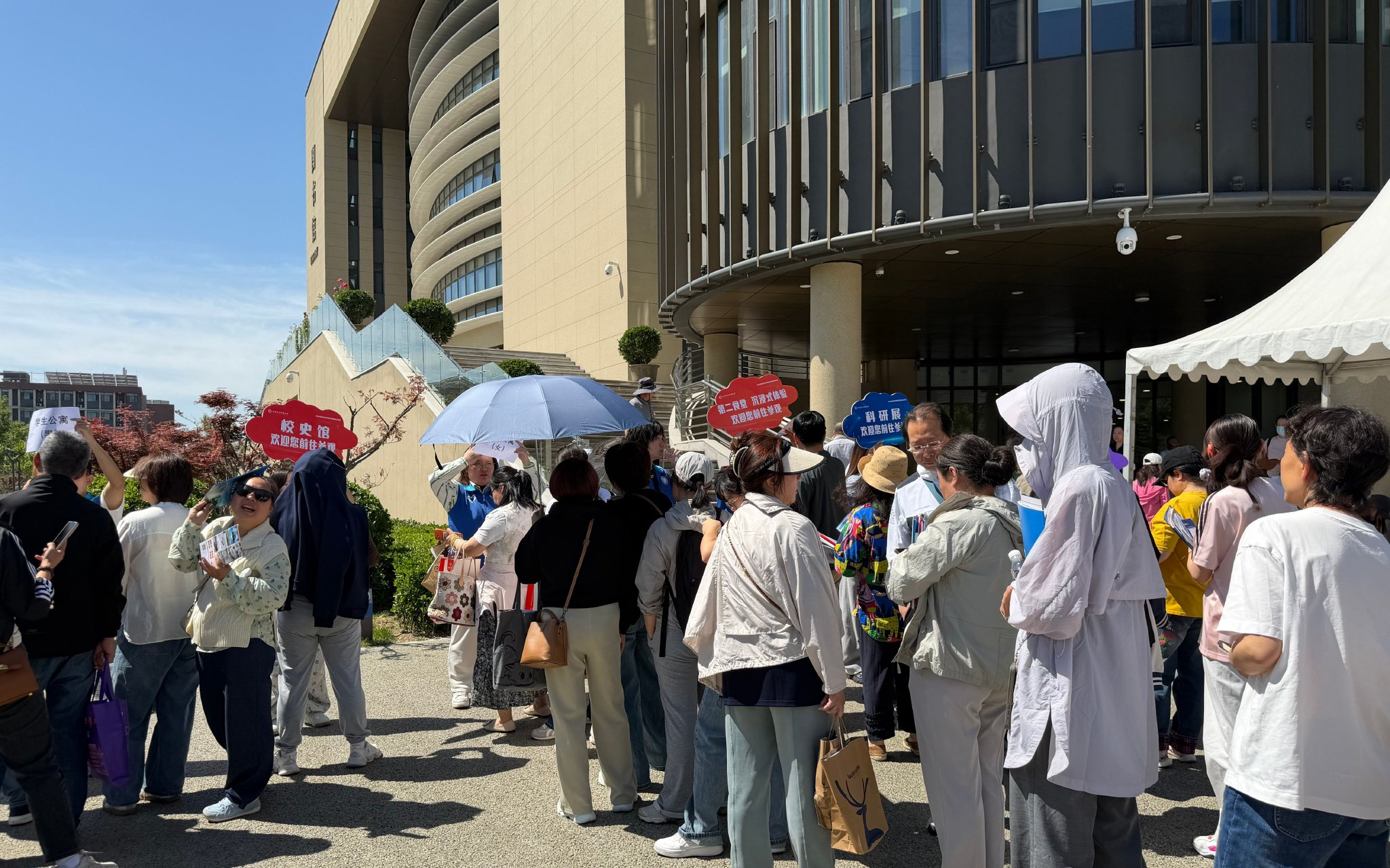 學生誌願者帶領考生及家長參觀校史館和宿舍等地。 新京報記者劉洋 攝