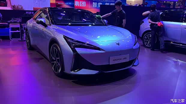 2025上海车展:新款极狐阿尔法S5售11.98万起 超酷全新轿跑亮相