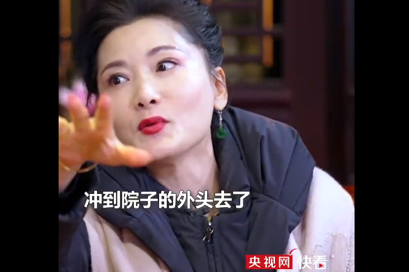 何赛飞回忆《大宅门》拍摄趣事:门口陈宝国把着门跟我闹,结果一脚将他踢出了院子……