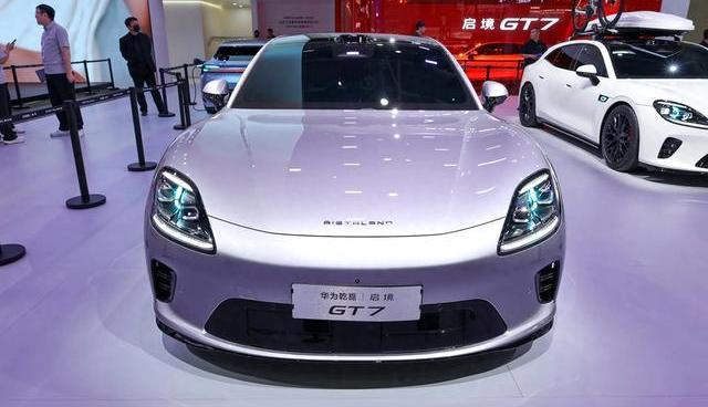 启境GT7凭什么火爆车展？深度试驾后我惊呆了：这3个反常规设计，竟让百万级豪车都汗颜，它到底藏着什么不为人知的秘密？