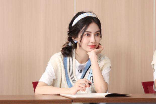 Angelababy学院风写真释出 扎双麻花辫乖巧甜美
