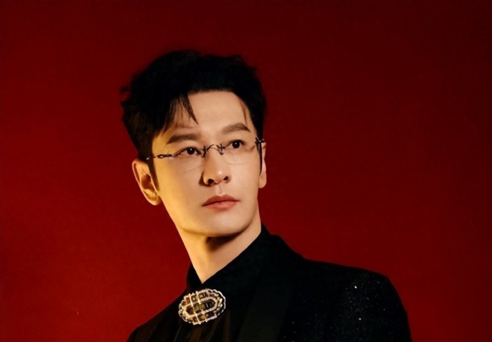 离婚夫妻仍体面？黄晓明杨颖带娃现身同地，双方表现却高下立见