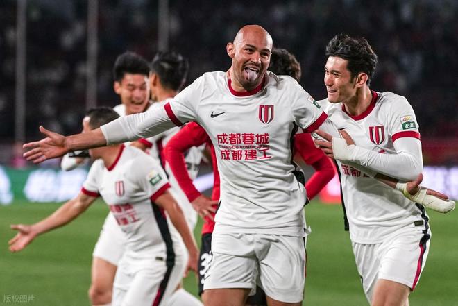 随着重庆铜梁龙1-1，成都蓉城1-0，申花1-4，中超最新积分榜出炉