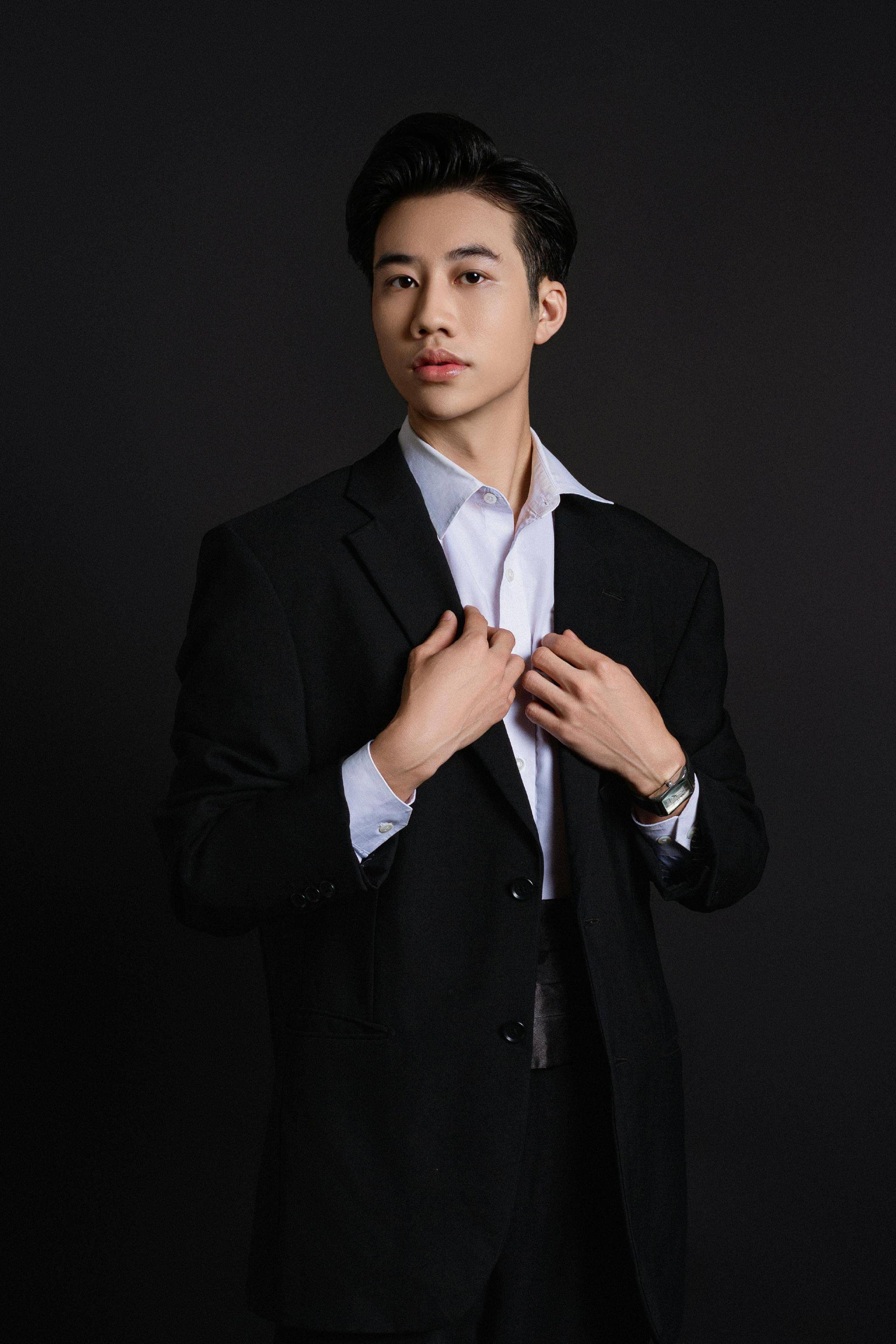 李佳航挑战人性极限,《罪无可逃》开播引发热议:被迫黑化背后的父爱与挣扎