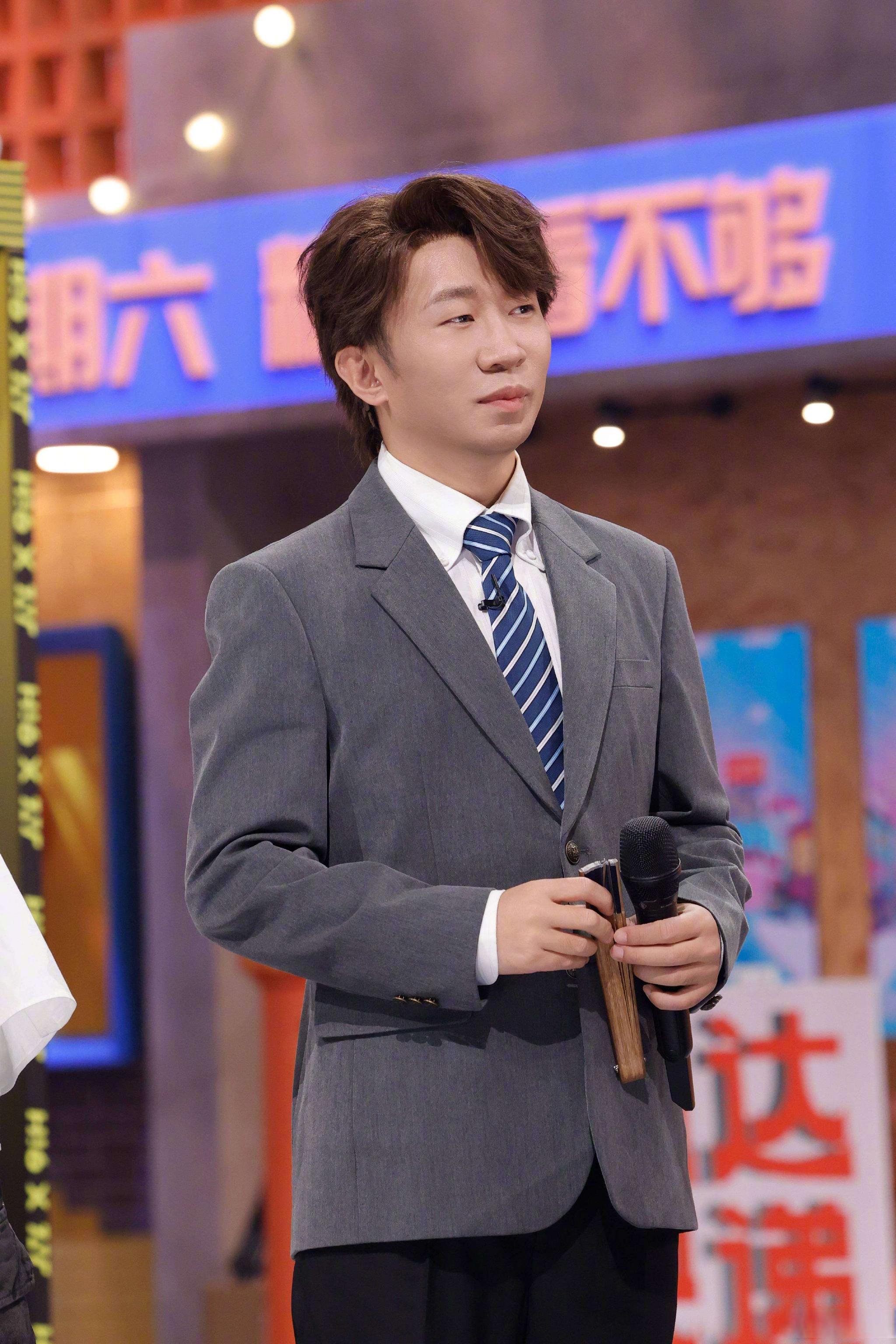 《你好星期六》名场面！杨迪模仿魏大勋推眼镜，何炅笑到飙泪：太抽象了