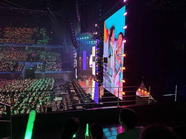 大张伟演唱会1300元门票看不到屏幕？主办方：找票务公司_演出_女士_座位