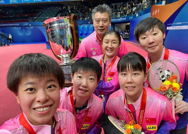 稳！国乒女队3-0日乒，第22次捧起考比伦杯，王曼昱战胜伊藤美诚