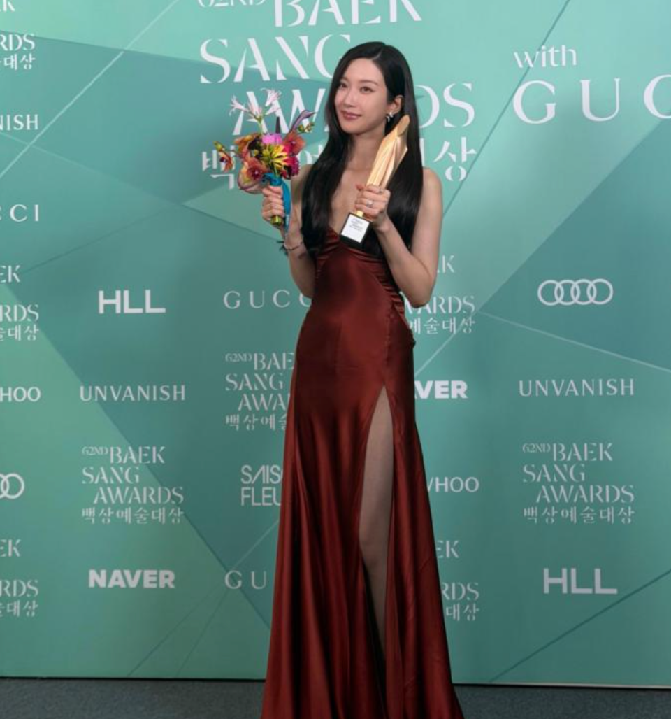 文佳煐凭《后来的我们》拿下百想影后，成首位95后韩国“三大影后”_新闻