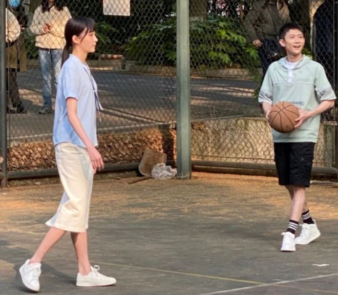 关晓彤新剧路透曝光，生图状态少女感溢屏，和男主身高差好吸睛