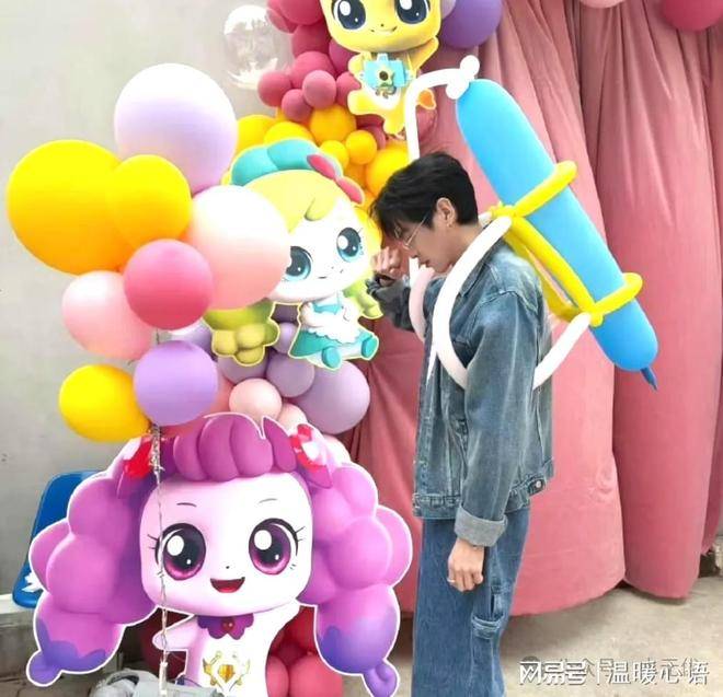 张若昀连夜回京给女儿过生日，父女同框好幸福