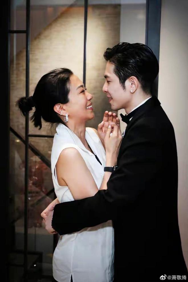 萧敬腾成功求婚大14岁的经纪人女友,16年恋爱长跑修成正果