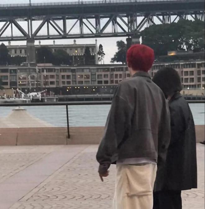 杨丞琳李荣浩悉尼过二人世界 素颜眼尾有细纹 李荣浩染红发像男团