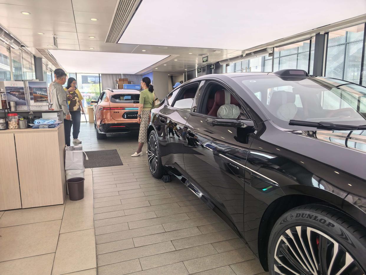 现在流行边玩边看车,汽车品牌店假期客流量与成交量攀升