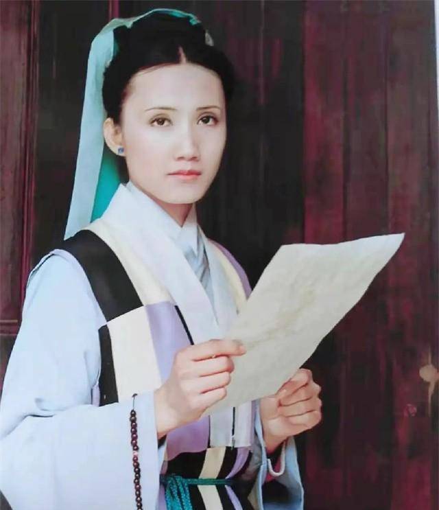 红楼梦：曹雪芹给她最好家世、容貌和才干，她却活成了卑贱的下人
