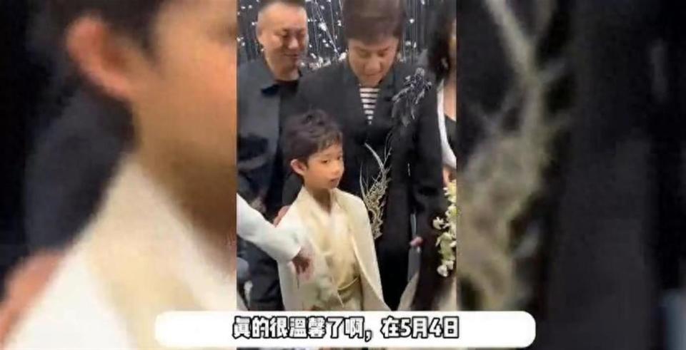 蔡国庆五一陪小儿子玩飞盘，8岁庆宝复刻爸爸长相颜值高_新闻
