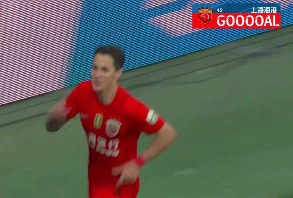 进球变丢球，国安进球因禁区内犯规被判无效，海港获点并罚进
