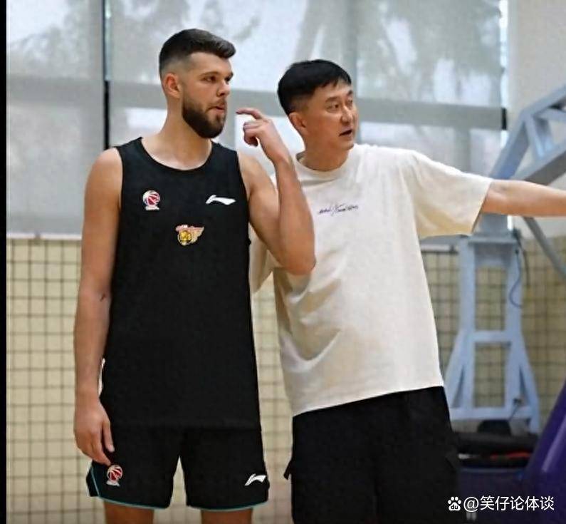 广东队训练现场直击！拉科成杜锋重点关照对象，张皓嘉抢眼，焦泊乔给王少杰替补_1_CBA