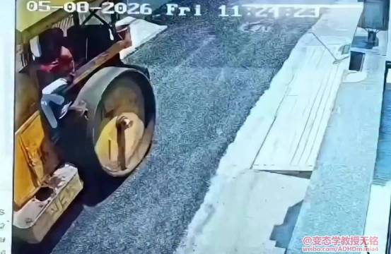 骑摩托的摔压路机旁边，一下就逝了 看到巨型工业机械工作时，请躲远一点