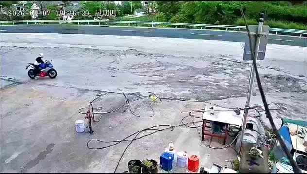 贵州安顺货车上坡轮胎起火,加水站人员迅速扑救