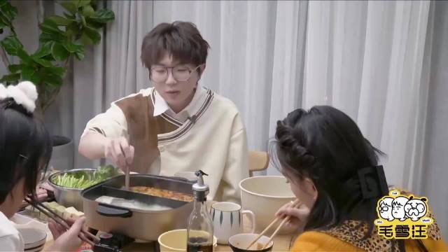 宋祖儿脾气太爆，看见李雪琴吃饭太快，直接开启凶人模式！