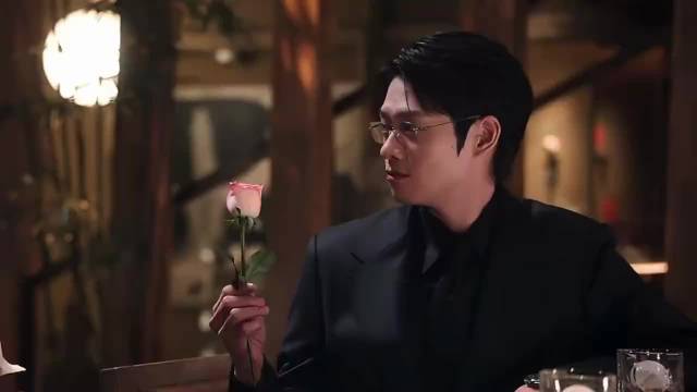 新剧饰演的叶信之，温柔到骨子里但又不软弱，这种年上感谁能不爱