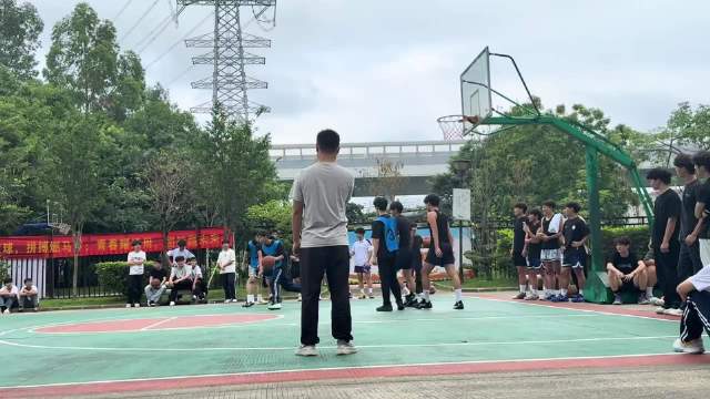 高中女生跟男生一起打比赛的很少见，隔壁班李月汝