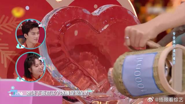 何炅太贴心，赵今麦抬手漏蛮腰，何老师暖心帮挡镜头