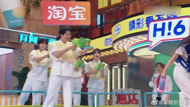 孟子义被喷水，老秦在一旁看热闹，结果被呲一脸水