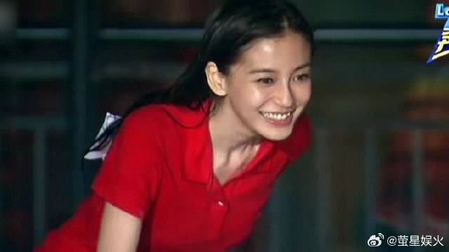 女明星水池疯抢皮球，杨颖被谢依霖按进水里，场面超刺激丨奔跑吧
