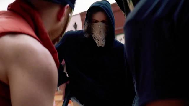 恶魔伤害女孩却得不到应有的审判，最终被女孩的父亲正义制裁