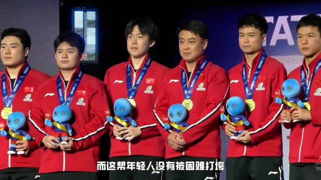 王楚钦拥抱梁靖崑庆祝！林诗栋激动跳上球台，全员尽情宣泄！