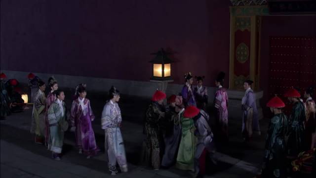 华妃纵奴捂丽嫔之口遭斥责