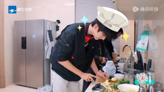 中华小厨神来给大家切割土豆，这土豆一看就是好土豆 @周柯宇 zky