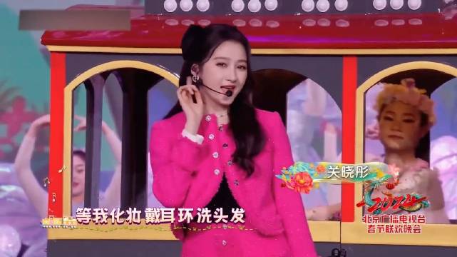以为关晓彤唱歌够好听，谁料下秒谭松韵接唱，全场尖叫声不断